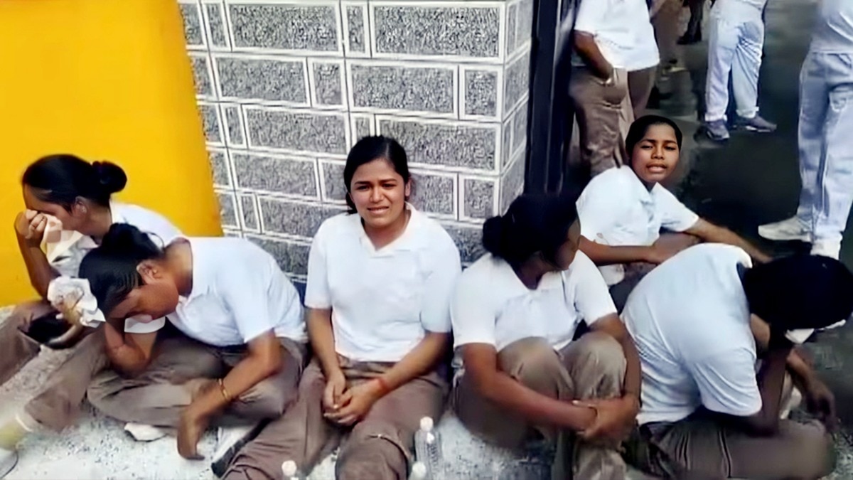 गोरखपुर में महिला रिक्रूट्स ने रोते-रोते आपबीती सुनाई (Photo: Screengrab) 