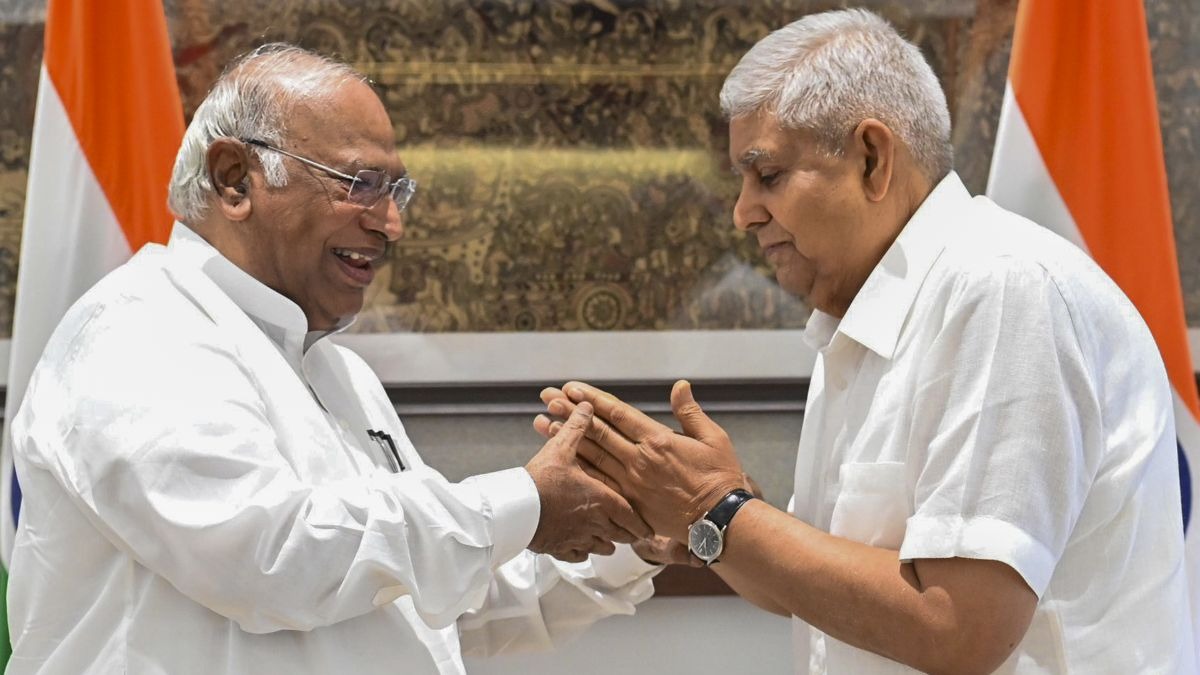 मल्लिकार्जुन खड़गे के लिए जगदीप धनखड़ राज्यसभा में भी मुश्किलें खड़ी करते थे, और इस्तीफे के बाद भी उपराष्ट्रपति चुनाव का पेंच फंसा दिया है. (Photo: PTI)