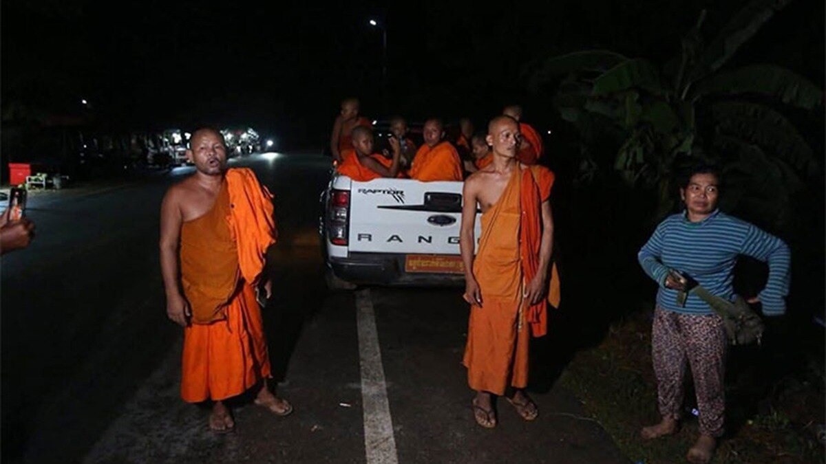 थाईलैंड हमले के बाद कंबोडिया के एक पैगोड़ा से पलायन करते बौद्ध भिक्षु (Photo: KHAMERTIMES)