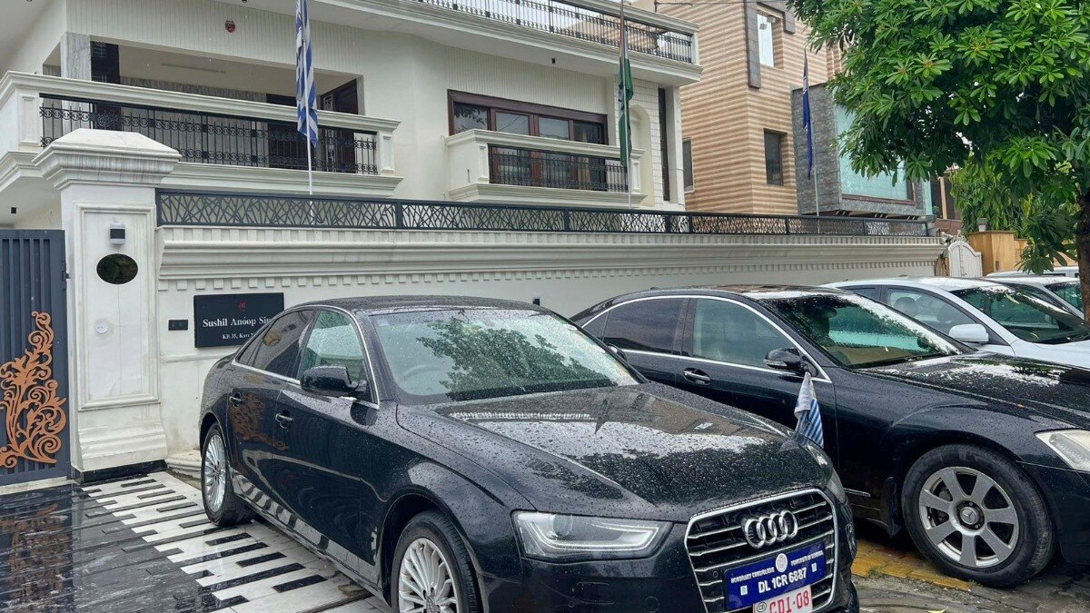 गाजियाबाद में इसी घर से फर्जी दूतावास चला रहा था आरोपी हर्षवर्धन जैन (Photo: AP)