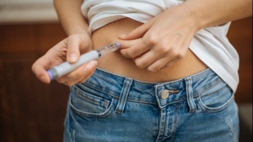 वजन कम करने में कुछ दवाएं भी मदद कर सकती हैं.