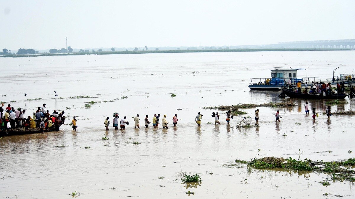बिहार में जल स्तर बढ़ने से हाहाकार (Photo: PTI)