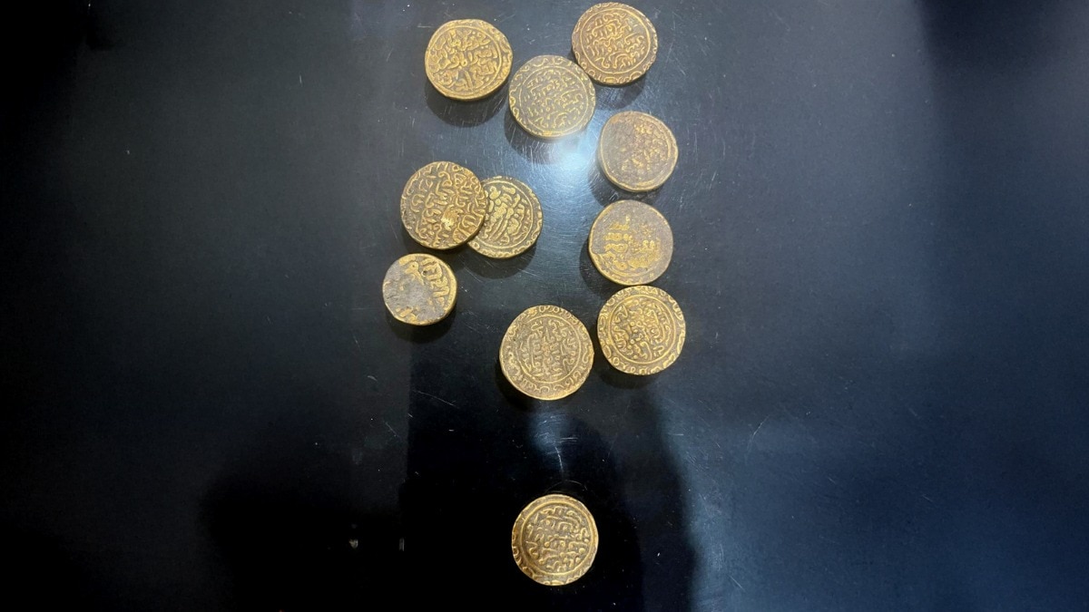 अलीगढ़ में नाली की खुदाई के दौरान मिले सोने के सिक्के (Photo: Screengrab)