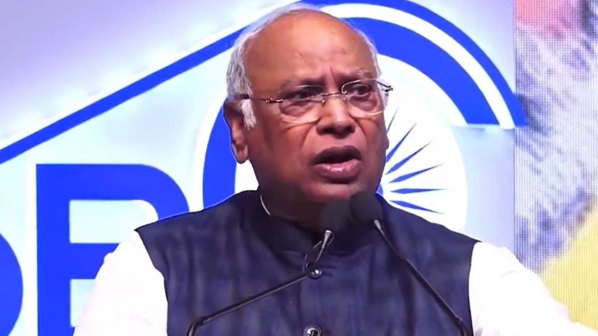 कांग्रेस अध्यक्ष मल्लिकार्जुन खड़गे ने कहा कि राहुल सवर्ण होते हुए भी दलित-पिछड़ों की लड़ाई लड़ते हैं (Photo: Screengrab)