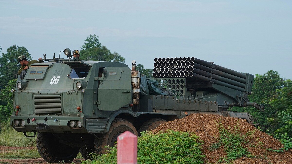 कंबोडिया के ओद्दार मींचे प्रांत में सैन्य वाहन रॉकेट लॉन्चर ले जाते हुए (Photo: AP)