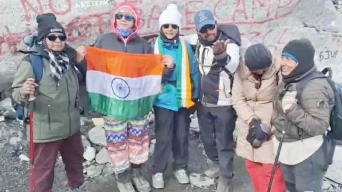 63 साल की अलका व्यास माउंट एवरेस्ट के बेसकैंप तक पहुंची  (Photo: Atul Tiwari/ITG)