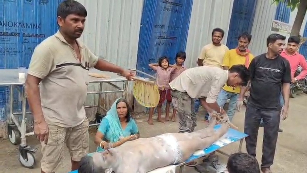 बेलन और आटा से जिंदा करने की कोशिश. (Photo: Sourabh Kumar/ITG)