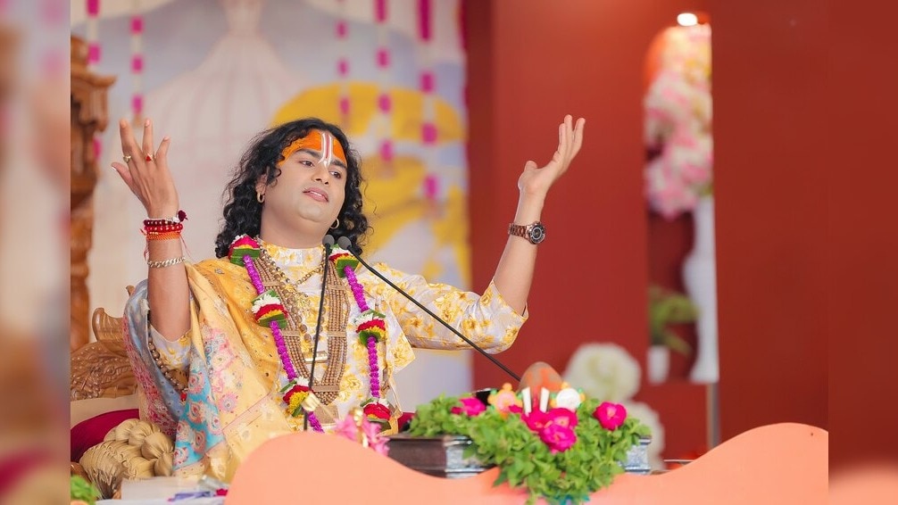 कथावाचक अनिरुद्धाचार्य के बयान पर बवाल... महिला अधिवक्ताओं ने फूंका पुतला,  केस दर्ज करने की मांग - mathura aniruddhacharya 14 year girl marriage  statement protest lawyers ...
