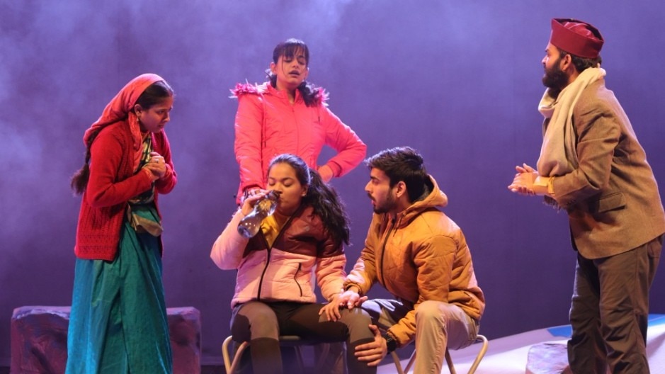 श्रीराम सेंटर में नाटक प्ले Stuck के मंचन की एक झलक