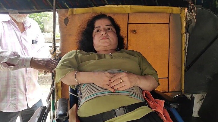 ऑटो में बैठी चंद्रकांता जेठानी. (Photo: Dharmendra Kumar Sharma/ITG)