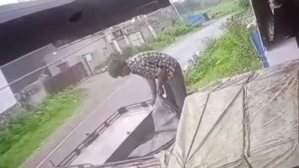 करंट लगने से ट्रक ड्राइवर की मौत. (Photo: Screengrab)