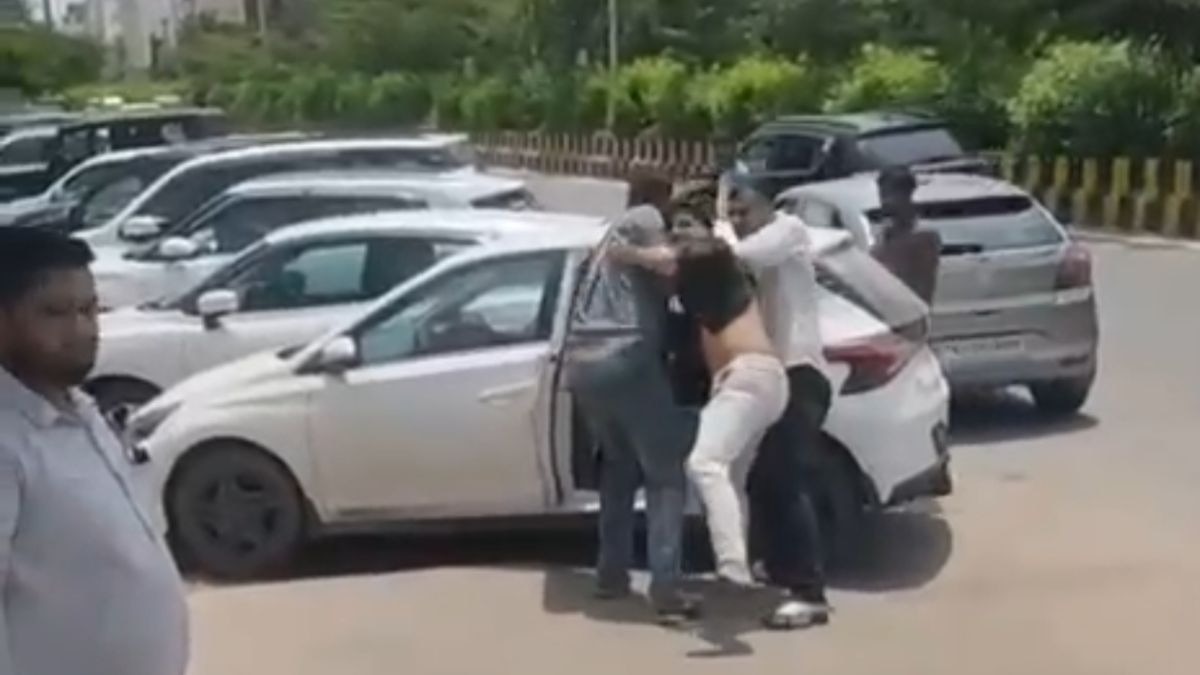 खुद को पुलिसकर्मी बताकर युवक का किया अपहरण. (Photo: Screengrab)