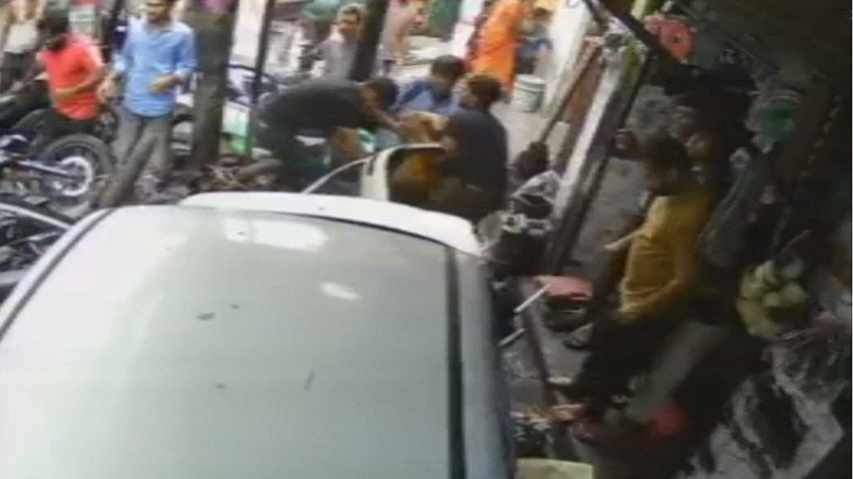 घटना का वीडियो सोशल मीडिया पर वायरल हो रहा है- (Photo: Screengrab)