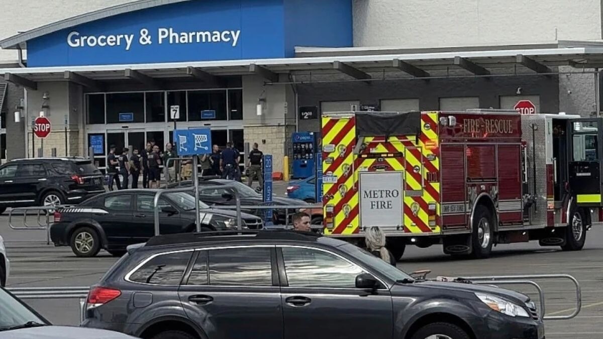 ग्रैंड ट्रैवर्स 911 सर्विस ने लोगों से फिलहाल वॉलमार्ट से दूर रहने की अपील की है. (Photo: AP)