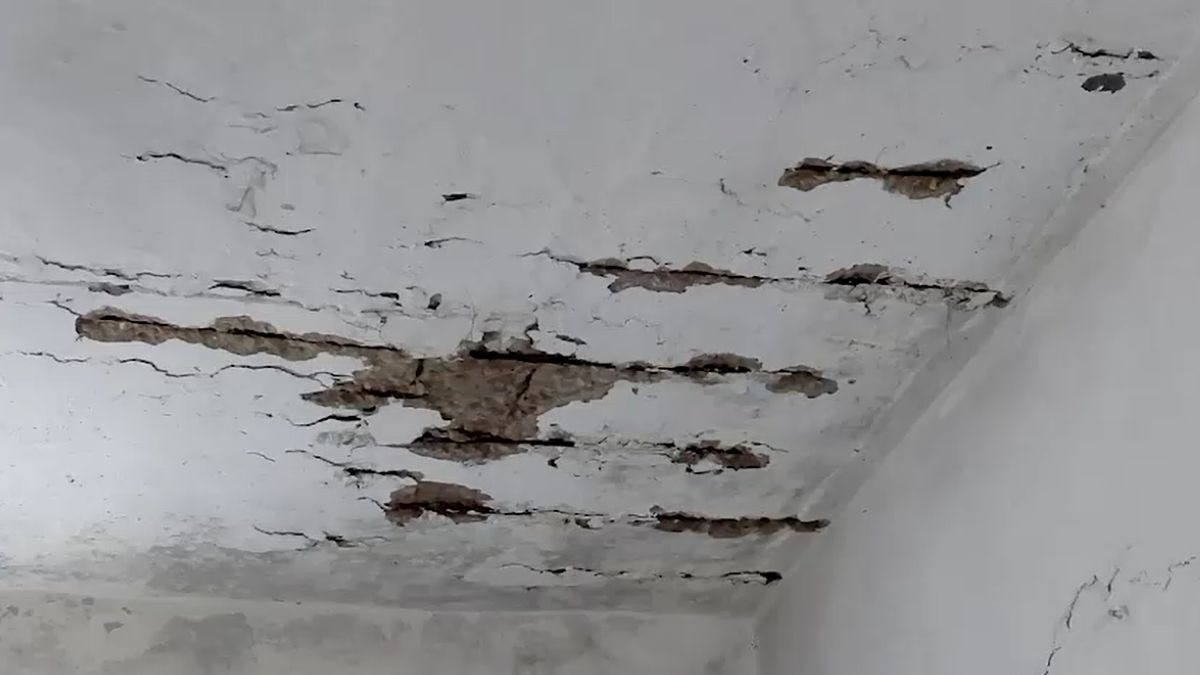 कोटा के गर्ल्स स्कूल में गिरा छत का प्लास्टर. (Photo: ITG)