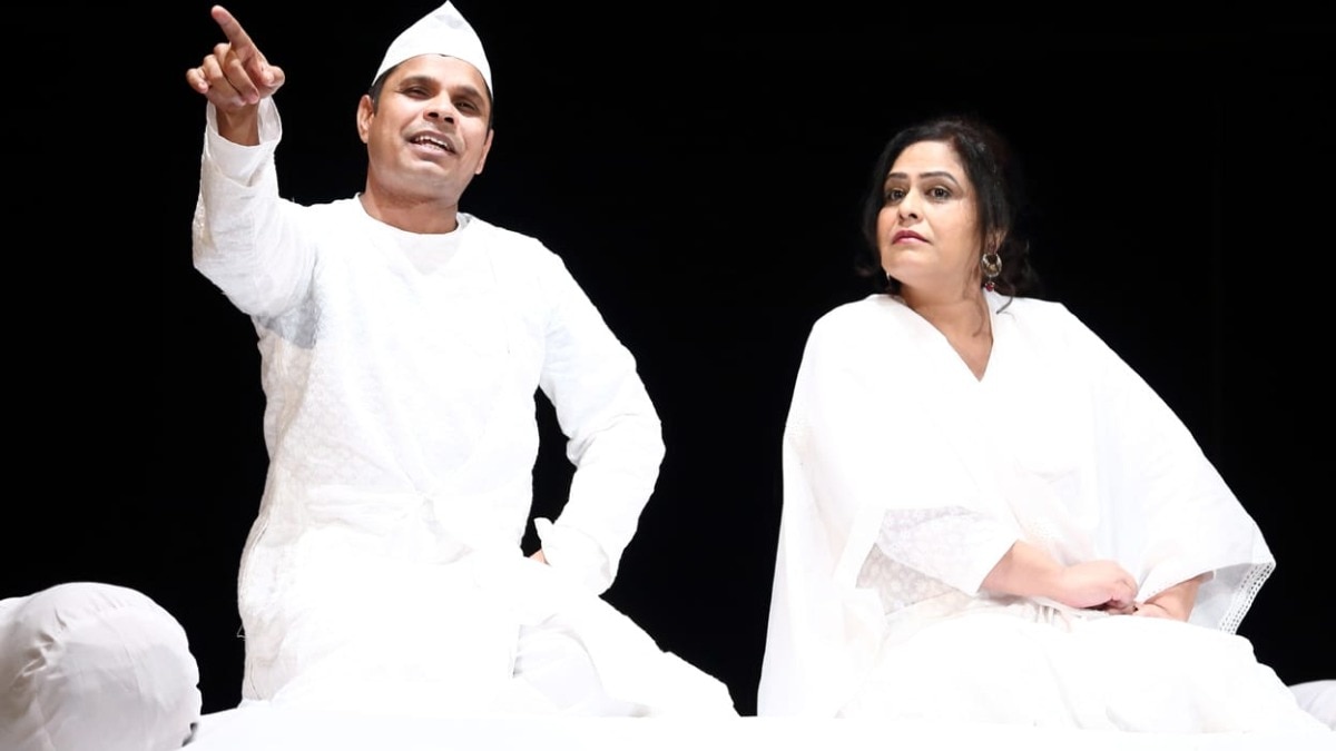 मंच पर मंटो की दास्तान पेश करते दास्तानगो