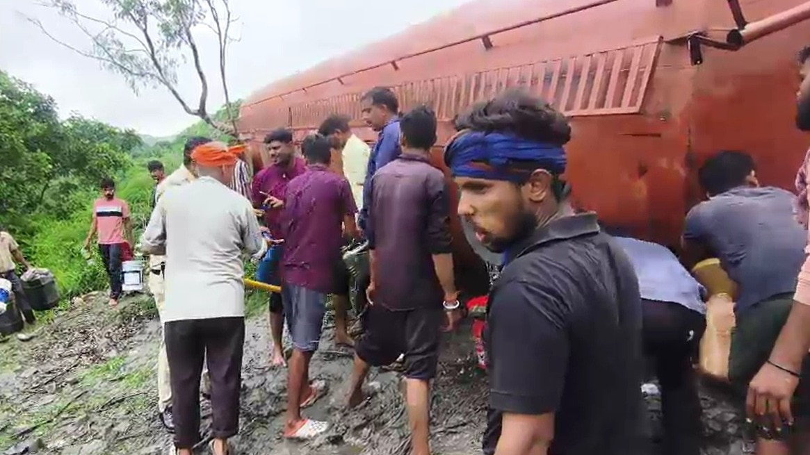 टैंकर पलटने के बाद डीजल लूटते ग्रामीण. (Photo: Screengrab)