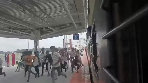 छात्रों पर बेल्ट, लाठी और डंडों से हमला. (Photo: Prahalad Kumar/ITG)