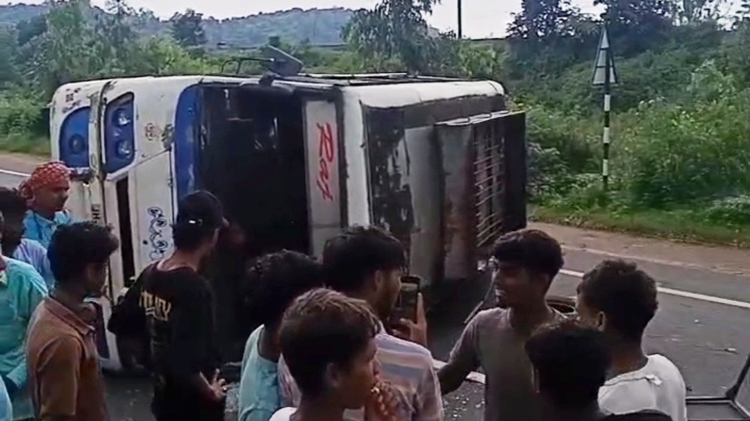 टायर फटने से बस पलटी (Photo: ITG)