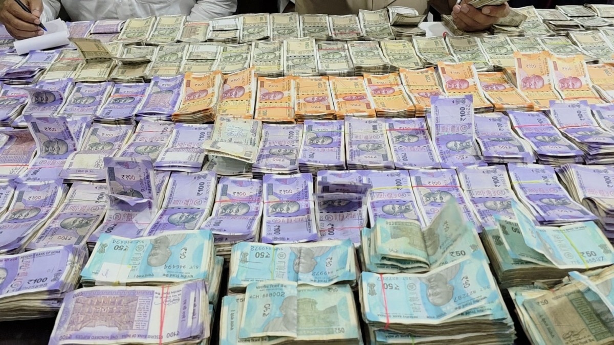 ट्रॉली से 29.67 लाख कैश बरामद.(Photo: Uday Gupta/ITG)