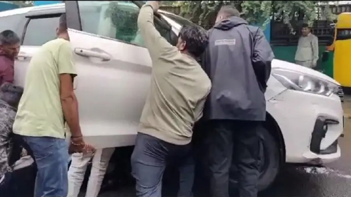 कार से युवती और संदिग्ध पाउडर बरामद- (Photo: Screengrab)