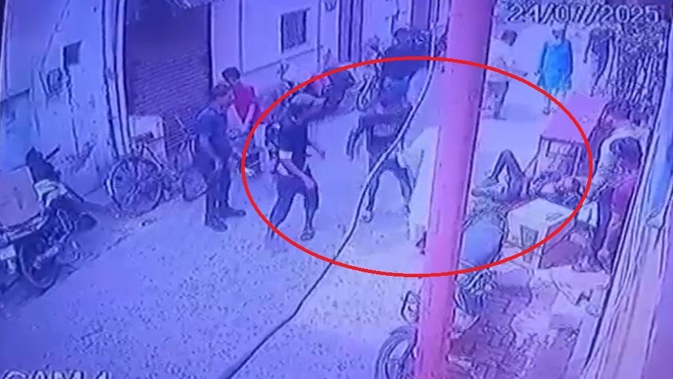 युवक की बीच सड़क पिटाई करते दबंग. (Photo: Screengrab)
