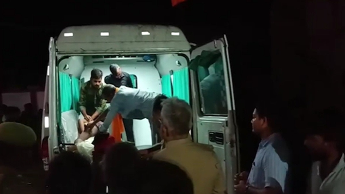 यूपी: बाराबंकी के अवसानेश्वर महादेव मंदिर में करंट फैलने से भगदड़, 2 की मौत, 40 घायल - Stampede due to electric shock at Avasaneshwar Mahadev temple in Barabanki 2 dead 40 injured lcltm ...