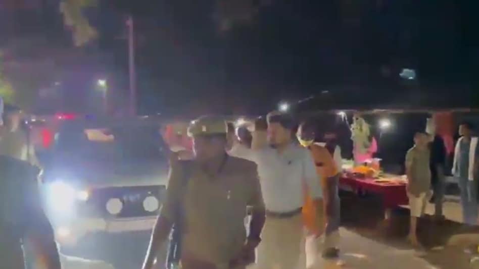 Barabanki Osaneshwar Mahadev temple Stampede - बंदरों के कूदने से टूटा तार और फैल गया करंट... जानिए बाराबंकी के अवसानेश्वर महादेव मंदिर में कैसे मची भगदड़ - Barabanki ...