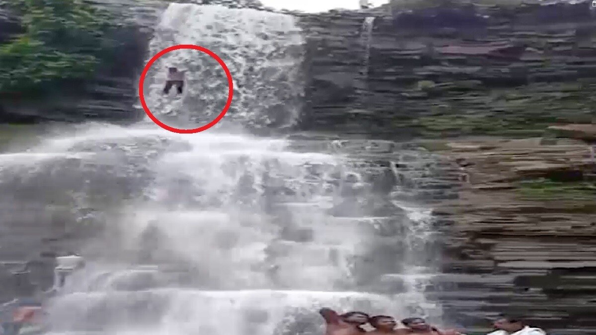 झरने की चट्टान से फिसला किशोर.(Photo:Screengrab)