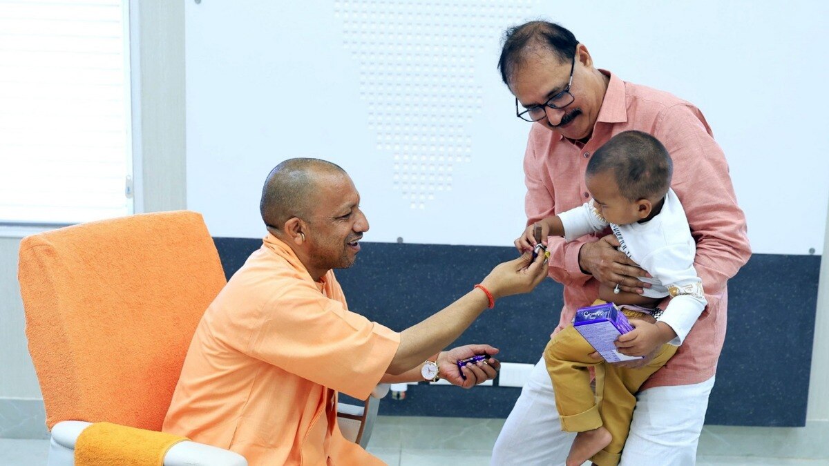 स्थानीय विधायक अनाथ बच्चों को लेकर सीएम योगी आदित्यनाथ से मिलने पहुंचे (photo:facbook@CMYogiAdityaNat)