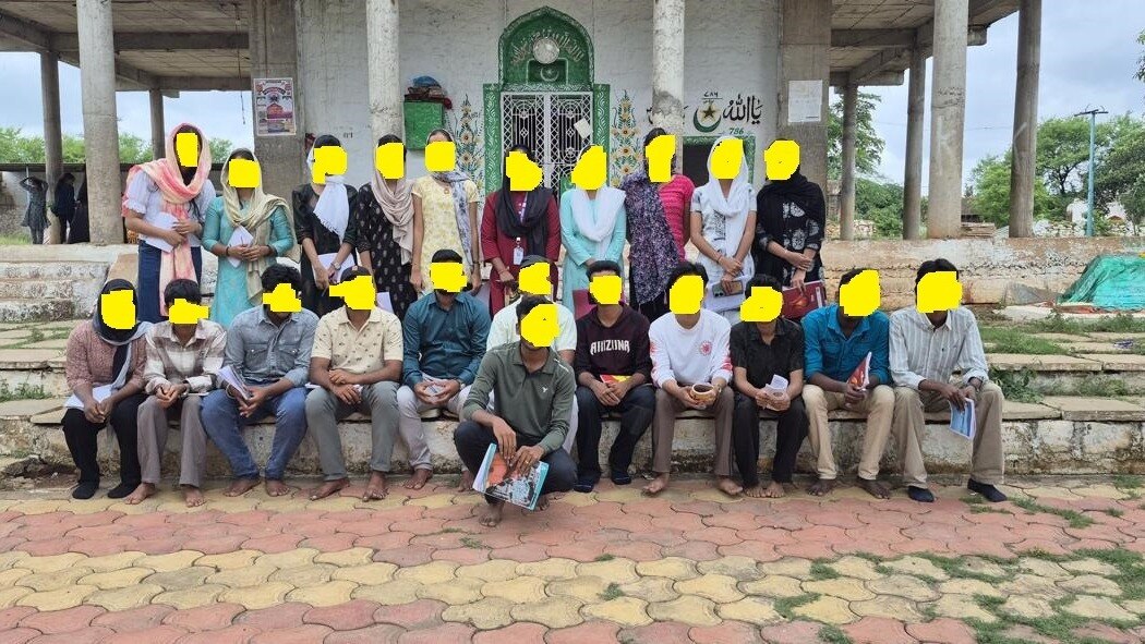 कर्नाटक सेंट्रल यूनिवर्सिटी के प्रोफेसर ने महिला छात्राओं को मस्जिद में प्रवेश करने के लिए हिजाब पहनने के लिए मजबूर किया. (Photo: X/@lawinforce)