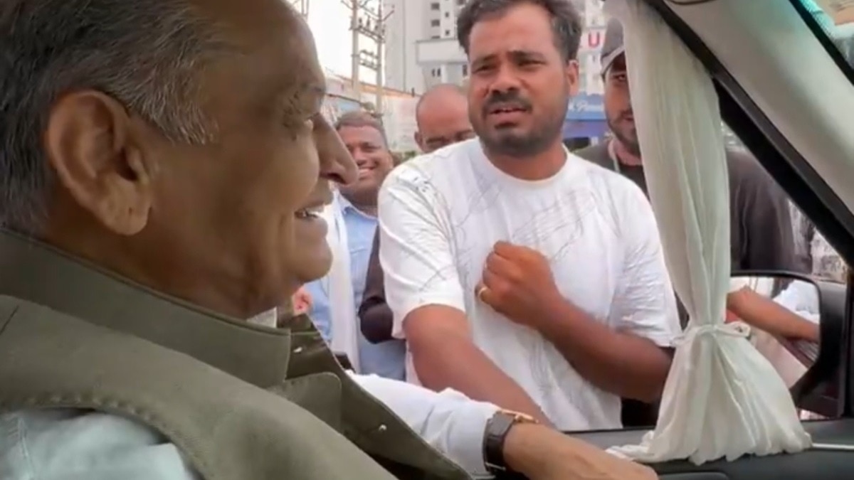 'सर, डिफेंडर ले लो...', समर्थक की सलाह पर अशोक गहलोत बोले- अरे भई! नेतागिरी गाड़ी से नहीं, काम से होती है