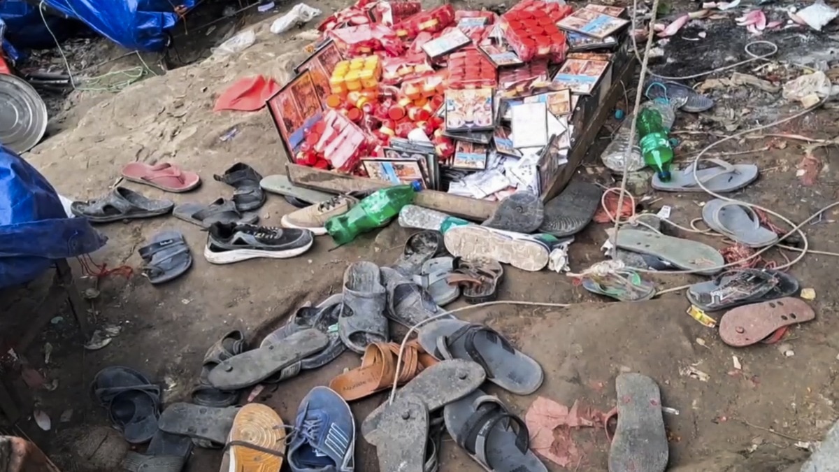 उत्तराखंड के हरिद्वार स्थित मनसा देवी मंदिर में रविवार, 27 जुलाई, 2025 को मची भगदड़ के बाद घटनास्थल पर जूते-चप्पल पड़े हैं. (Photo: PTI)