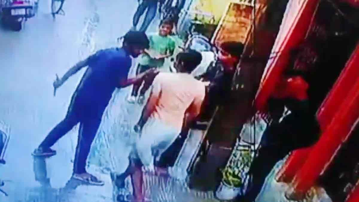 युवक को चाकू मारकर किया घायल (Photo: Screengrab)