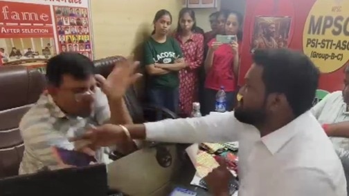 कोचिंग सेंटर के संचालक सिद्धार्थ चंदेल से मारपीट. (Photo: Mithileshkumar B Gupta/ITG)