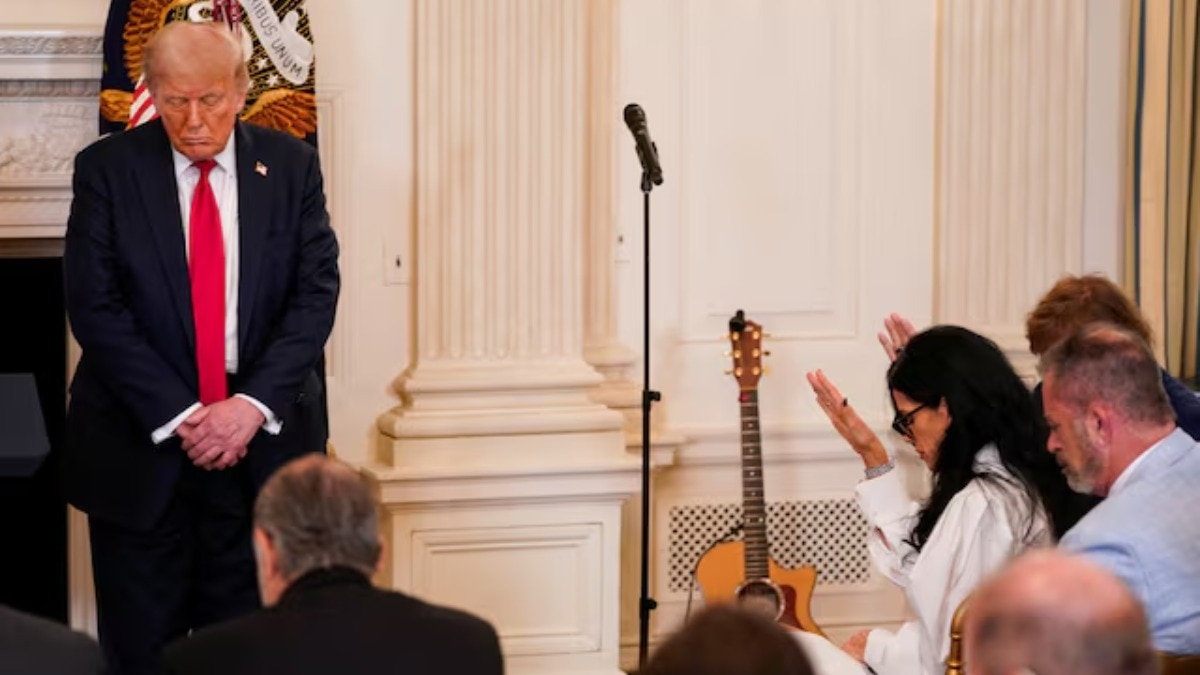 डोनाल्ड ट्रंप प्रशासन का बड़ा फैसला, सरकारी कर्मचारी वर्कप्लेस पर कर सकते हैं धर्म का प्रचार