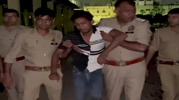 मुठभेड़ के बाद पुलिस की गिरफ्त में बदमाश. (Photo: Screengrab)