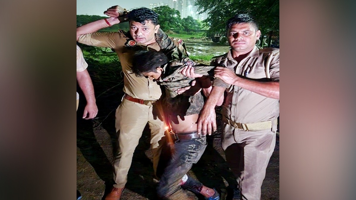 एनकाउंटर के बाद बदमाश को पकड़कर ले जाती पुलिस. (Photo: Bhupendra chaudhary/ITG)