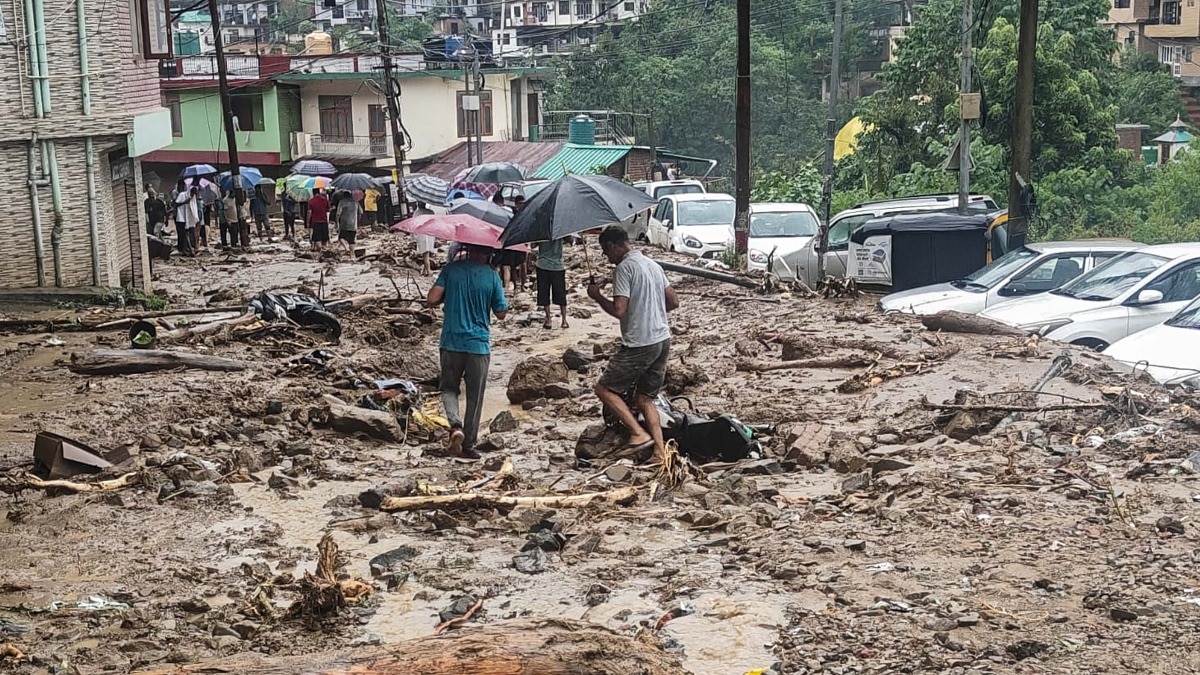 हिमाचल प्रदेश के मंडी में फ्लैश फ्लड, 2 लोगों की मौत