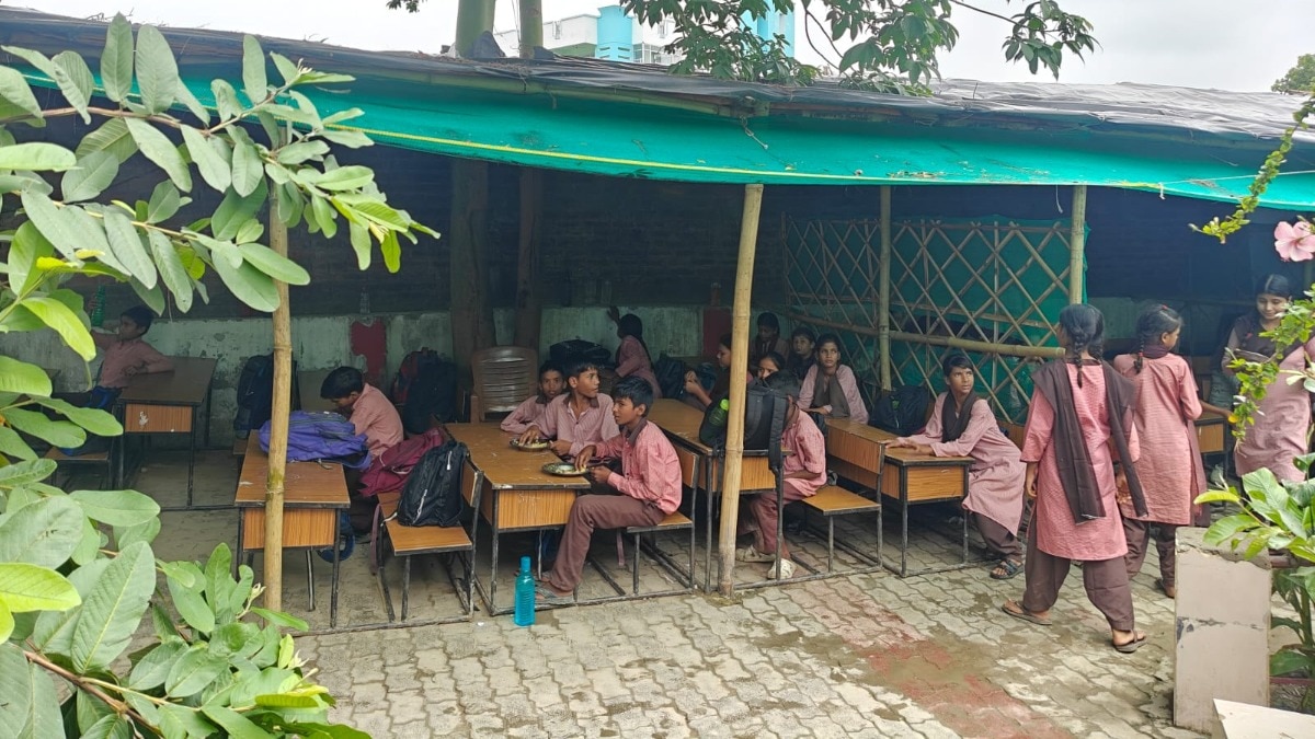  गर्मी, सर्दी और बारिश में बच्चे तिरपाल के नीचे पढ़ाई करने के लिए मजबूर हैं. (Photo: Samarth Srivastava/ITG)