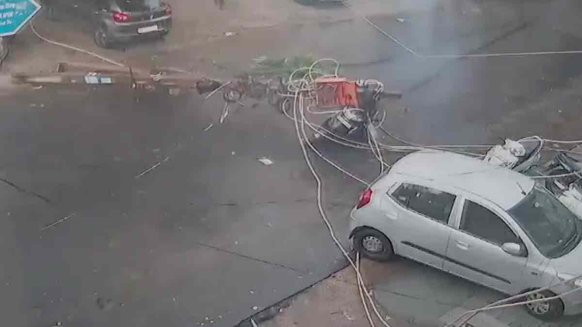 Delhi: स्कूटी सवार महिला पर गिरा बिजली का खंभा, खौफनाक मंजर CCTV में कैद