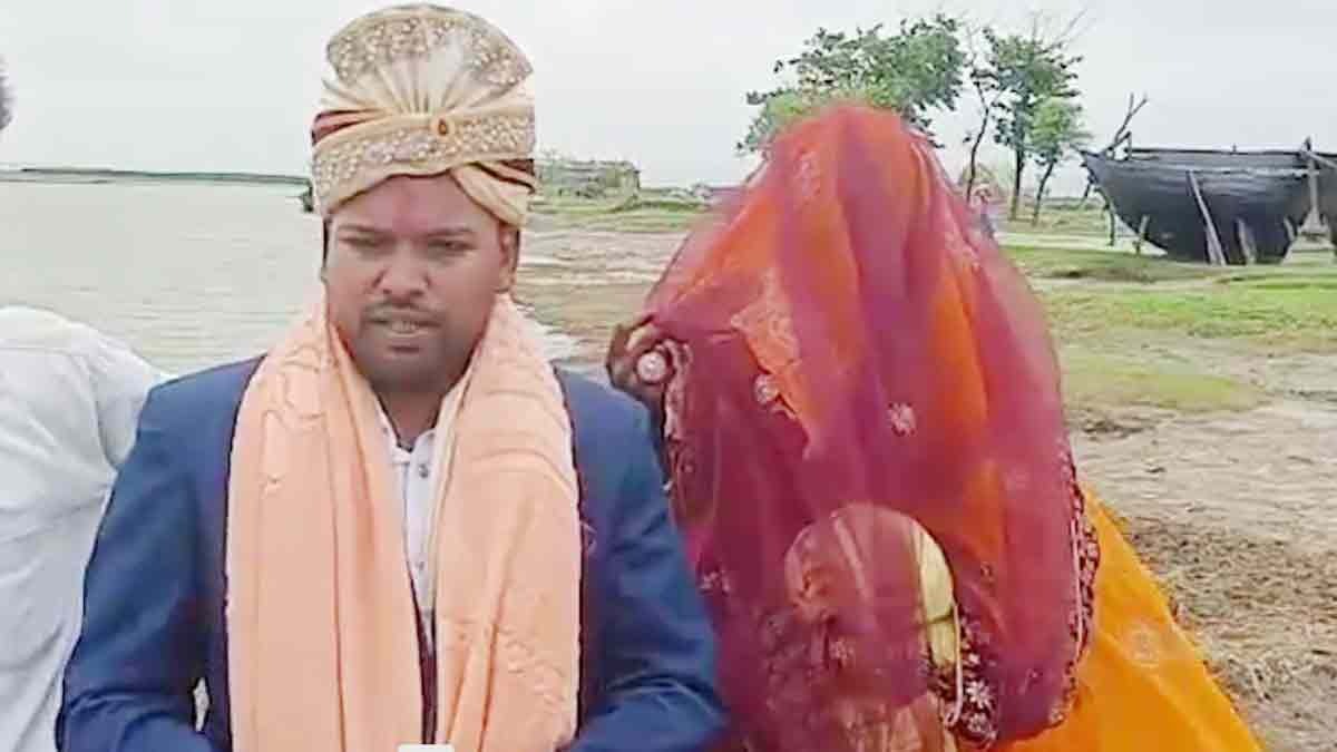 बाढ़ के चलते नाव से गई बारात (Photo: Screengrab)