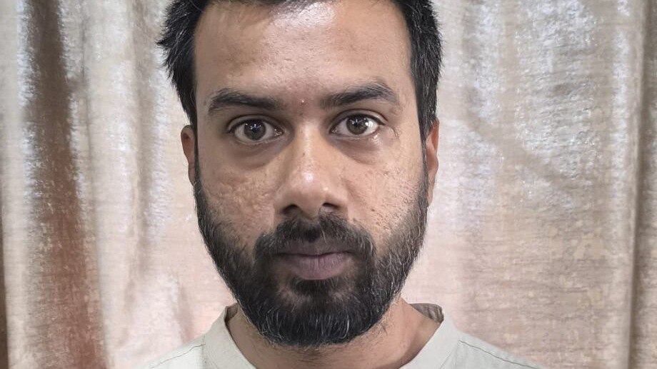 चीनी नागरिकों के इशारे पर बैंक खाता खोलकर की साइबर ठगी में मदद, पुणे से फिल्म निर्माता गिरफ्तार