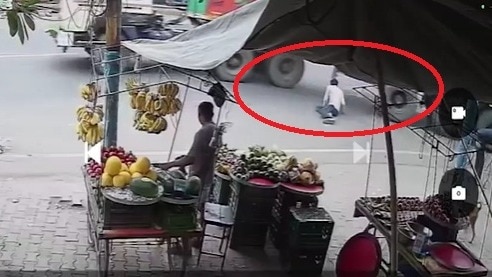  ट्रक के आगे कूदकर युवक ने की खुदकुशी.  (Photo: Screengrab)