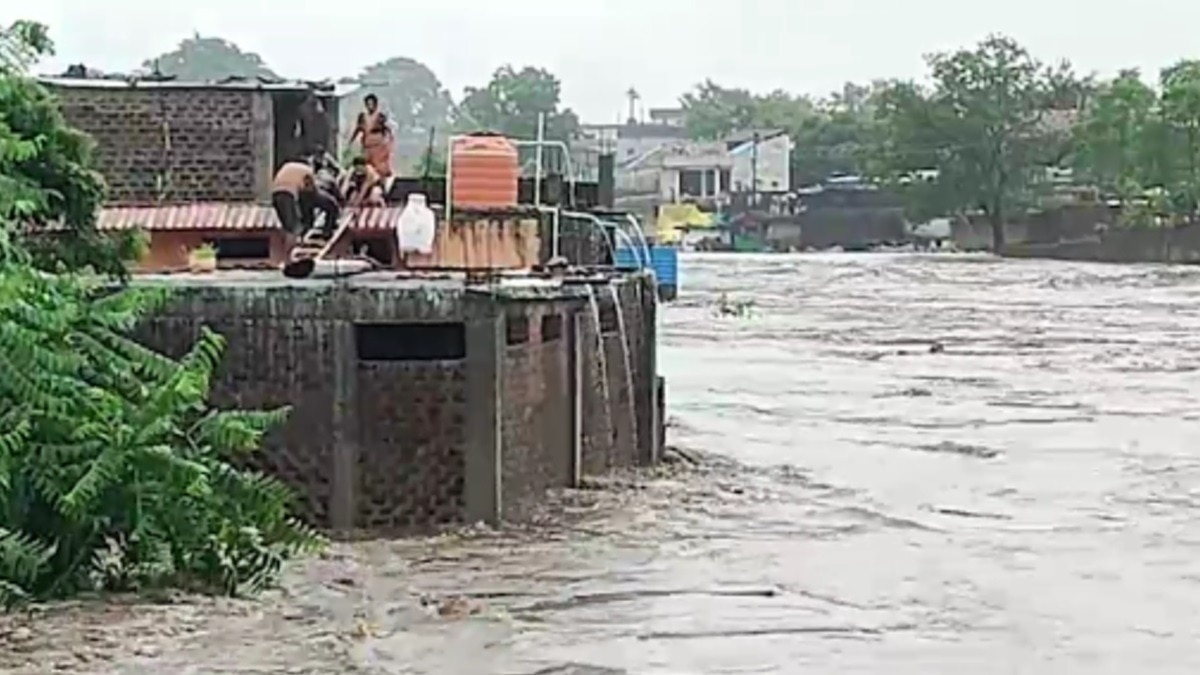 10 फीट पानी में डूबे घर.