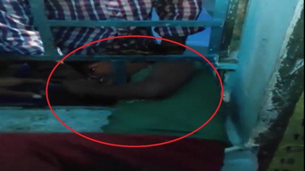 खिड़की में फंसे बच्चे को निकालते ग्रामीण. (Photo: Screengrab)