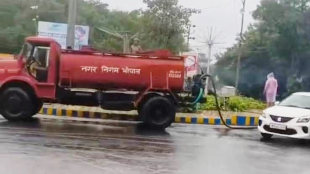 भोपाल के एक चौराहे का यह दृश्य वायरल है.(Photo:Screengrab)