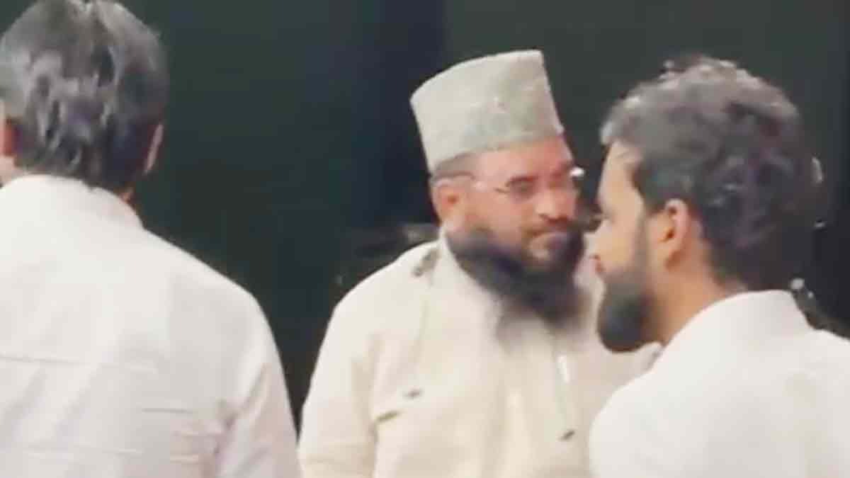 मौलाना रशीद को मारा थप्पड़ (Photo: Screengrab)