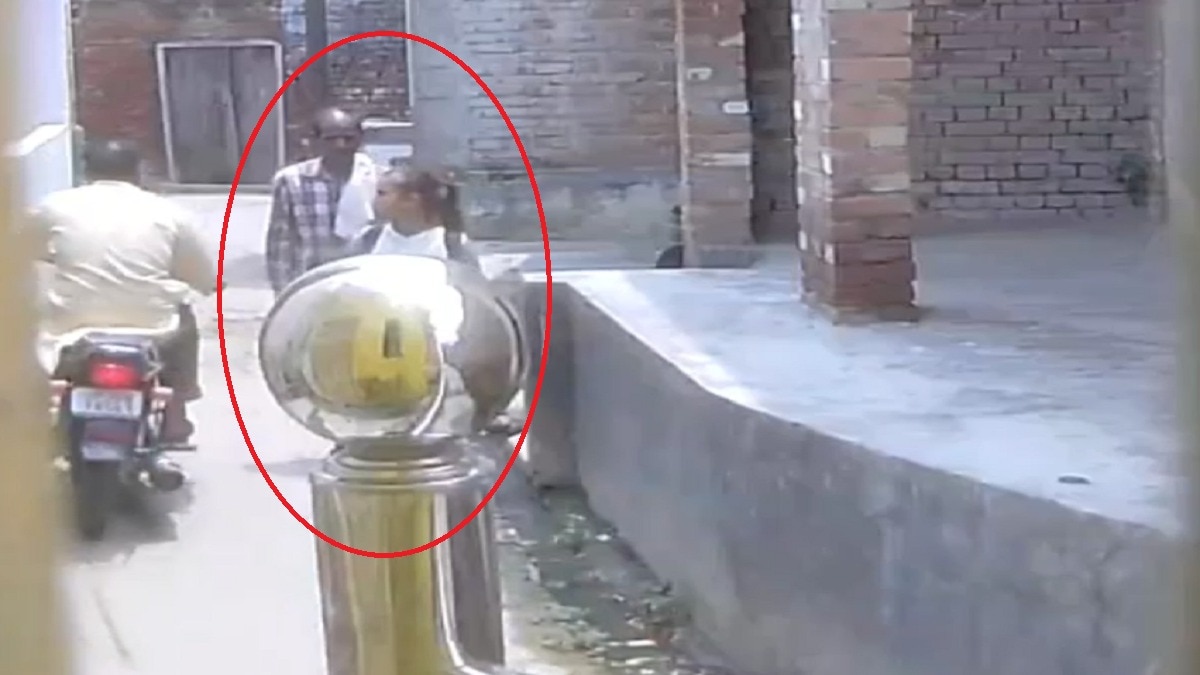 छात्रा के शोर मचाने के बाद आरोपी भाग निकला- (Photo: Screengrab)