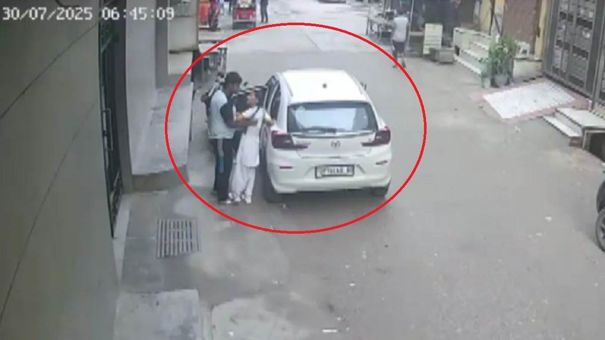 कार में जबरदस्ती खींचकर बैठाता आरोपी- (Photo: Screengrab)